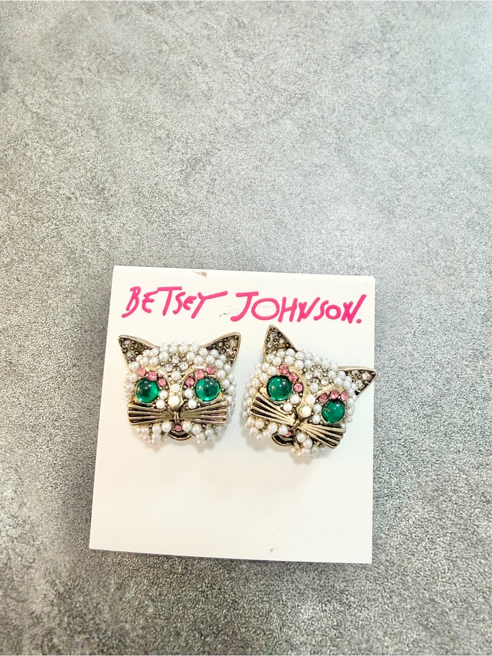 Betsey Johnson Pearl Cat Head Stud Earrings Gold Tone With Green Eyes Whimsical - Picture 3 of 4